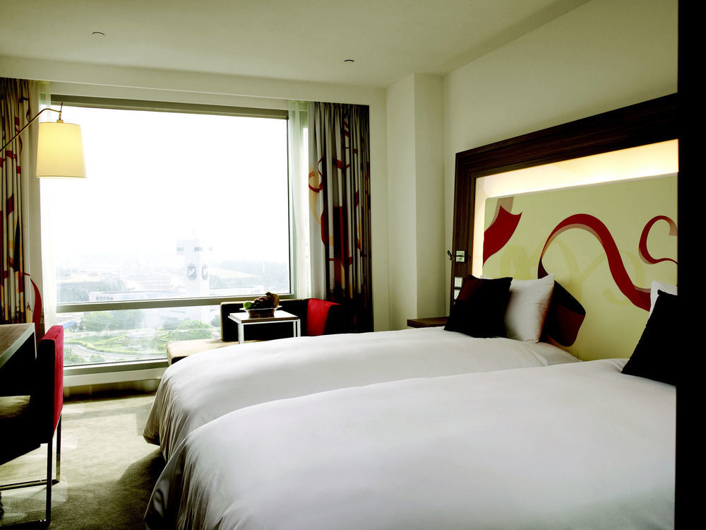 Hyatt Regency Taoyuan International Airport Hotel Bagian luar foto A room at the hotel